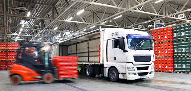 Logistik-LKW wird von Gabelstapler beladen