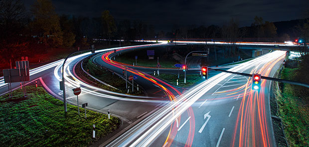 Autobahnkreuz mit Verkehrslichtern bei Nacht