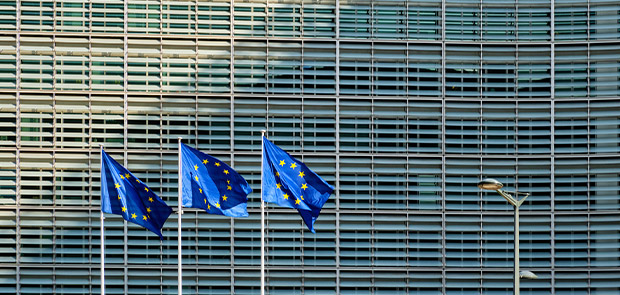 Europaflaggen vor einem Gebäude der EU