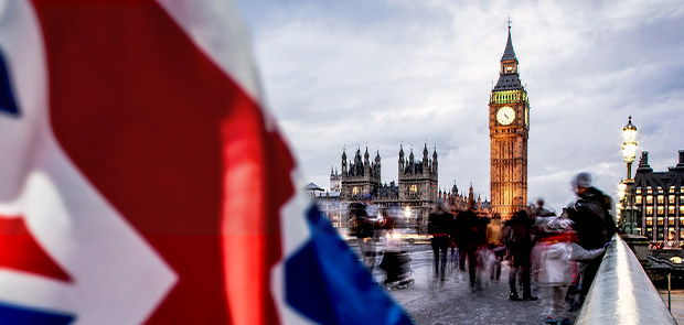 Britische Flagge und Big Ben im Hintergrund